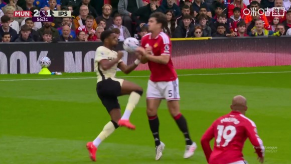 曼联2-1反超!马奎尔抢断射门造乌龙!VAR介入判罚进球有效【独家看英超就在咪咕】